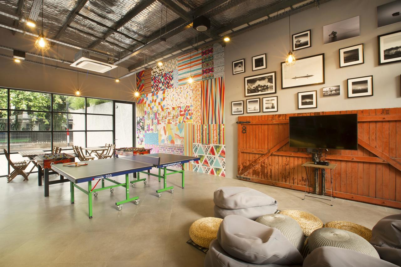 Nomad Hostel Kemang Giacarta Esterno foto